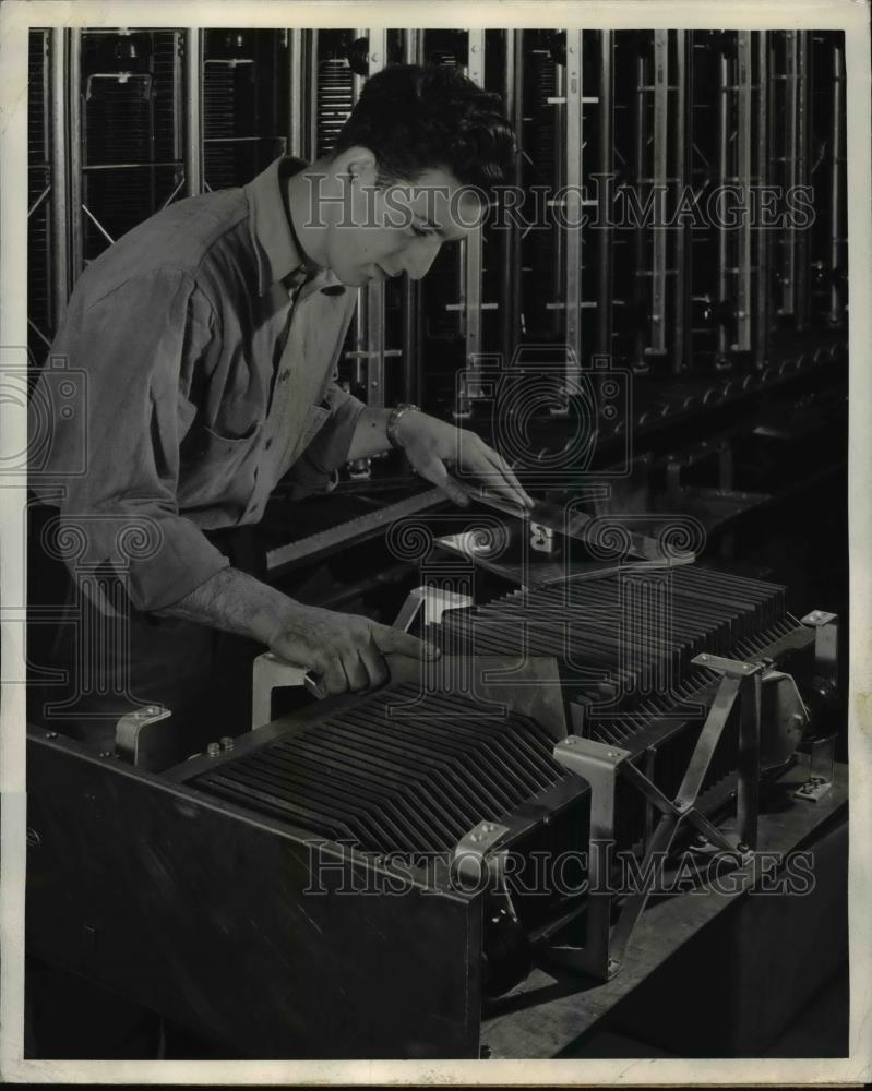 1942 Press Photo Westinghouse Precipitron, Dept. Electric Air Cleaner - Historic Images