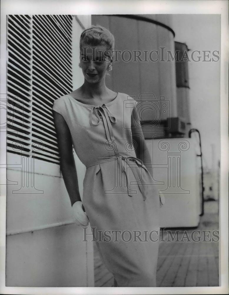 1956 Press Photo Silk Linen For Summer Of 1957 - Historic Images