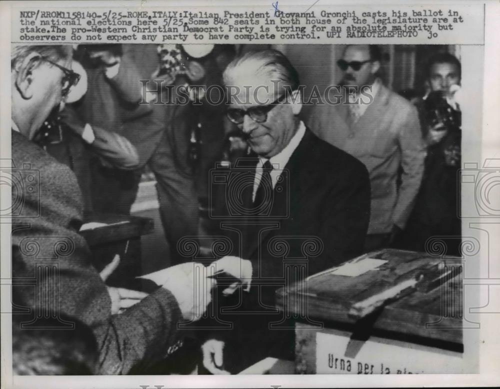 1958 Press Photo Italian Preisdent Giovanni Gronchi casts ballot at elections - Historic Images
