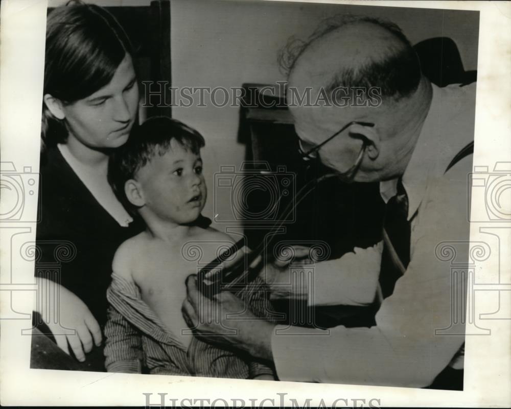 1939 Press Photo Doctor Examines Boy Hugh Sweeten After Lost in Woods 2 Days - Historic Images