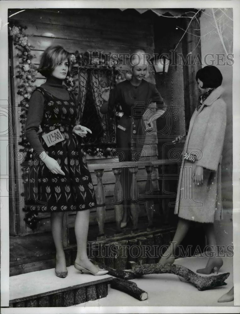 1961 Press Photo Rome Model in window with mannequins wears Alberto Rossini. - Historic Images