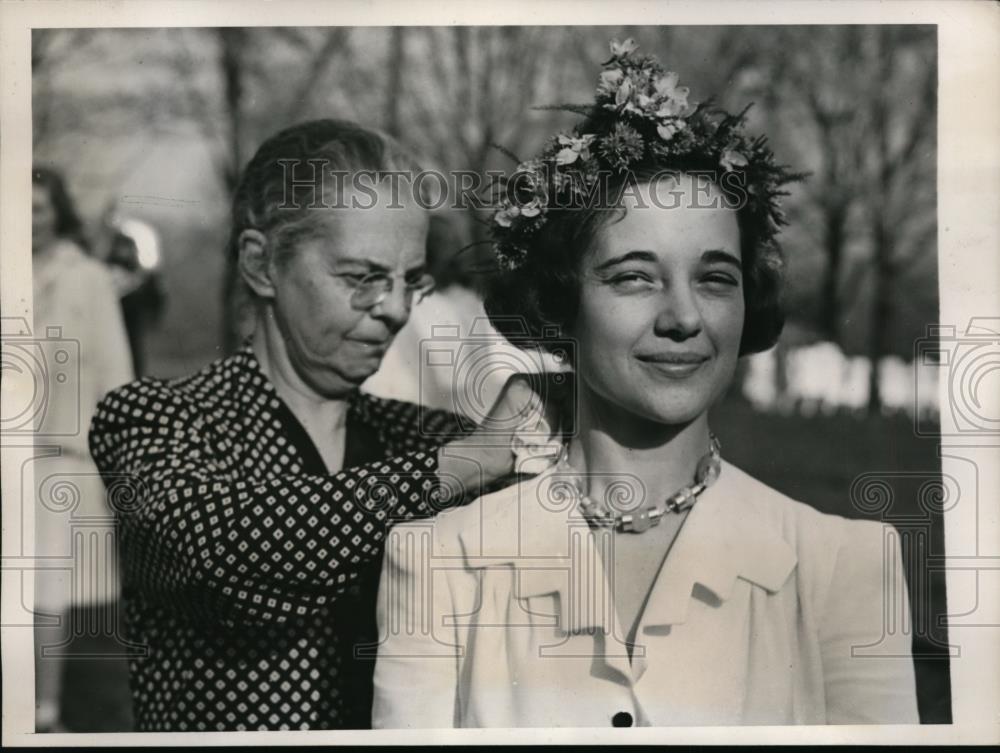 1940 Press Photo Dr. Marion E. Park Placing Necklace On Marion Gill - Historic Images