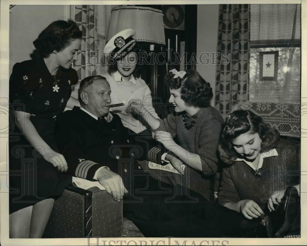 1943 Press Photo Park Ridge Illinois, Charles Danielson With Four Daughters - Historic Images