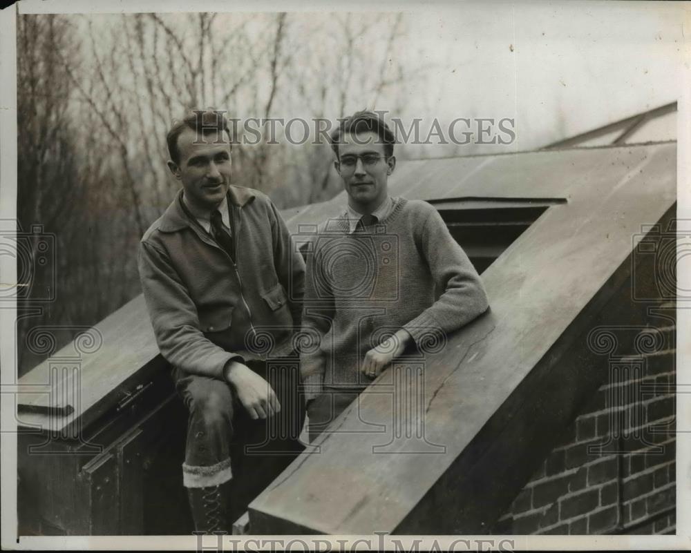 1933 Press Photo Dr C. Don &amp; Frank Rodgers, check earth tremors at Harvard Univ. - Historic Images