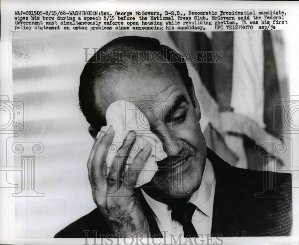 1968 Press Photo Senator George McGovern Wipes Brow During Speech in Washington - Historic Images