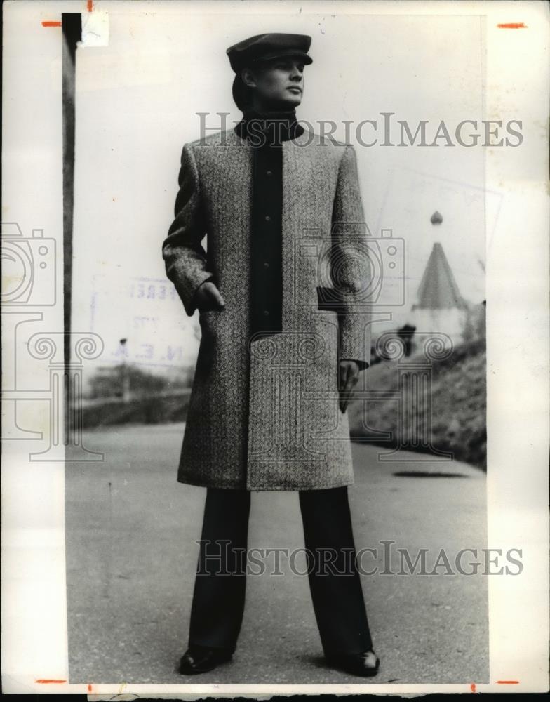 1972 Press Photo Moscow Gorky house of Models uses suede for trim. - Historic Images