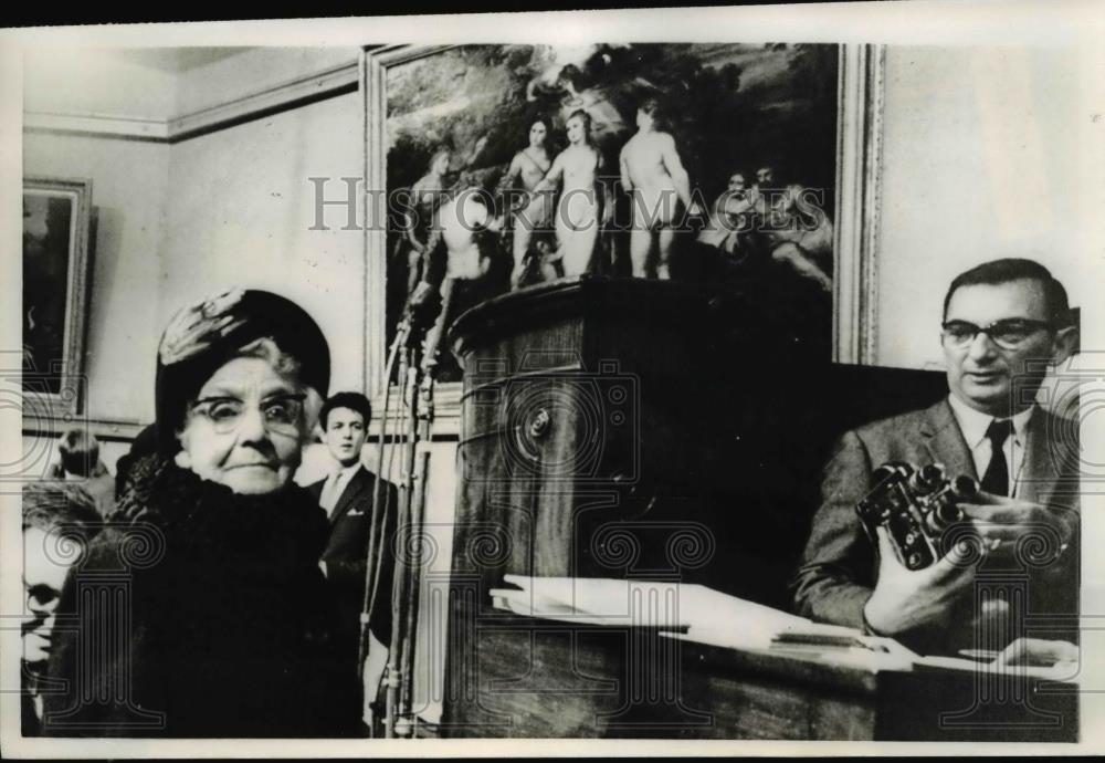 1966 Press Photo Mrs. Eva Savage at Auction of Her Painting Judgement of Paris - Historic Images