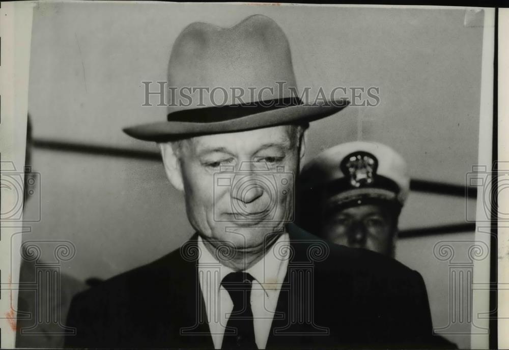 1958 Press Photo Newport RI Sherman Williams as he arrived for conference. - Historic Images