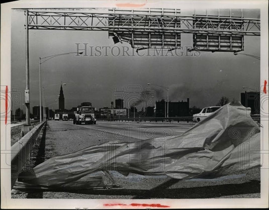 1958 Press Photo Truck on interstate, blowing plastic - Historic Images