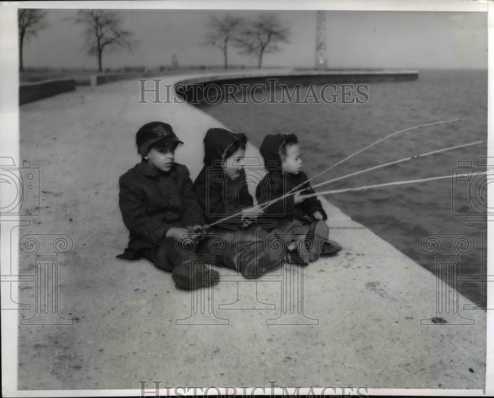 1959 Press Photo Pedro Moczo and Egberto and Orlando Almanas Fishing in Chicago - Historic Images