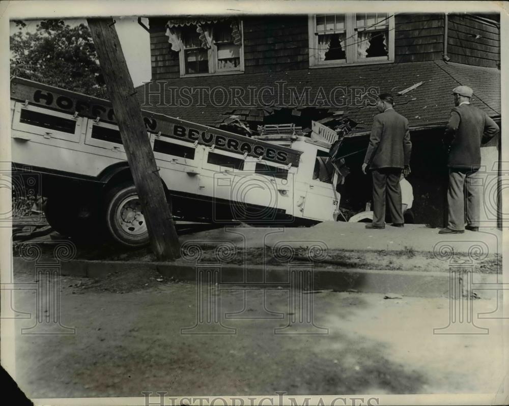 1932 Press Photo truck that rolled &amp; crashed in to a house In Tompkinsville, RI - Historic Images