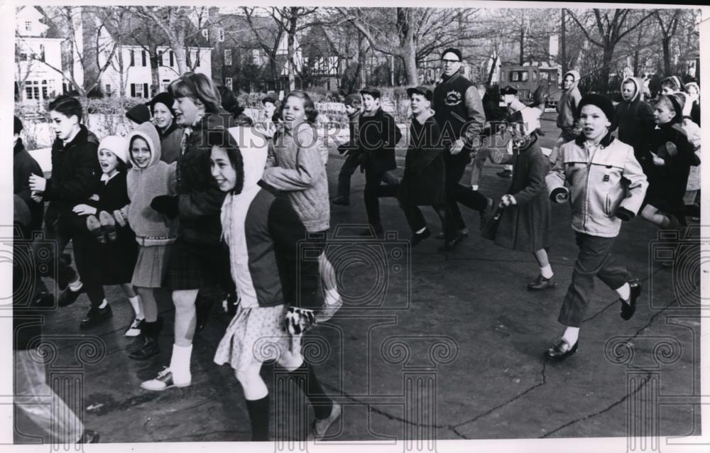 1964 Press Photo Kids Running at Fernway Elementary School, Shaker Heights Ohio - Historic Images