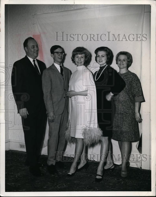 1968 Press Photo Euclid Ohio Lyric Guild Members, Betty Resnik - Historic Images