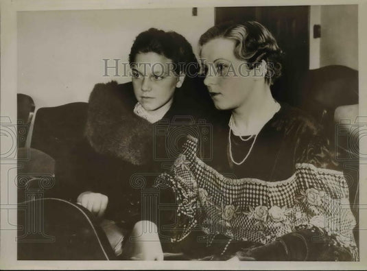 1935 Press Photo Auto Truck Struck A Horse Mounted By Evelyn Gates - Historic Images
