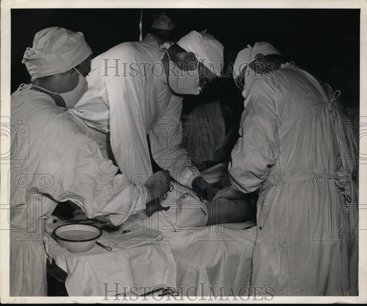 1943 Press Photo Lt Dorothy Gaul army nurse assists Lt Col James Brown - Historic Images
