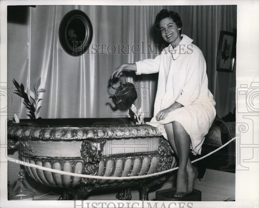 1956 Press Photo Judy Bates Ivory & Gold Leaf European Empire Antique Bathtub - Historic Images