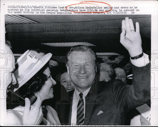 1964 Press Photo Gov. Nelson A. Rockefeller Waves at Political Campaign - Historic Images
