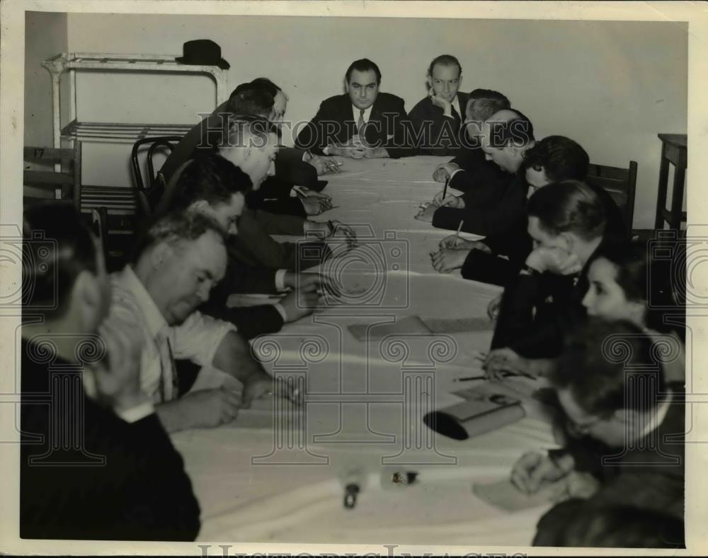 1940 Press Photo Press Conference with Brien McMahon - Historic Images