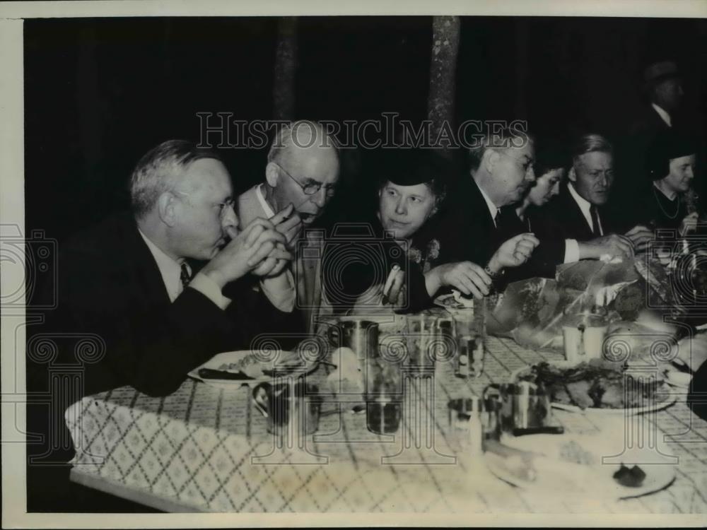 1938 Press Photo Bartlesville Okla Barbacue dimmer given by Frank Phillips. - Historic Images