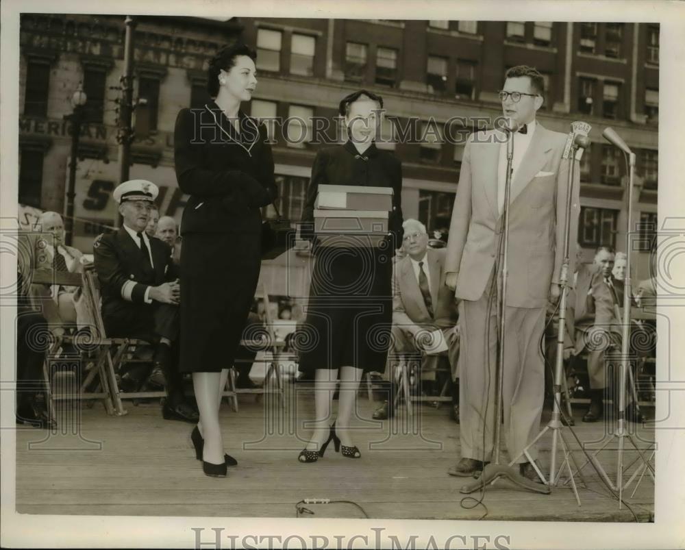 1953 Press Photo Gloria Berk, Juanita Thomas, Sanford Curtist Public Square - Historic Images