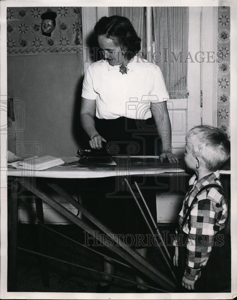 1955 Press Photo Mrs Fianna DeLOng has own method of doing homework, - Historic Images