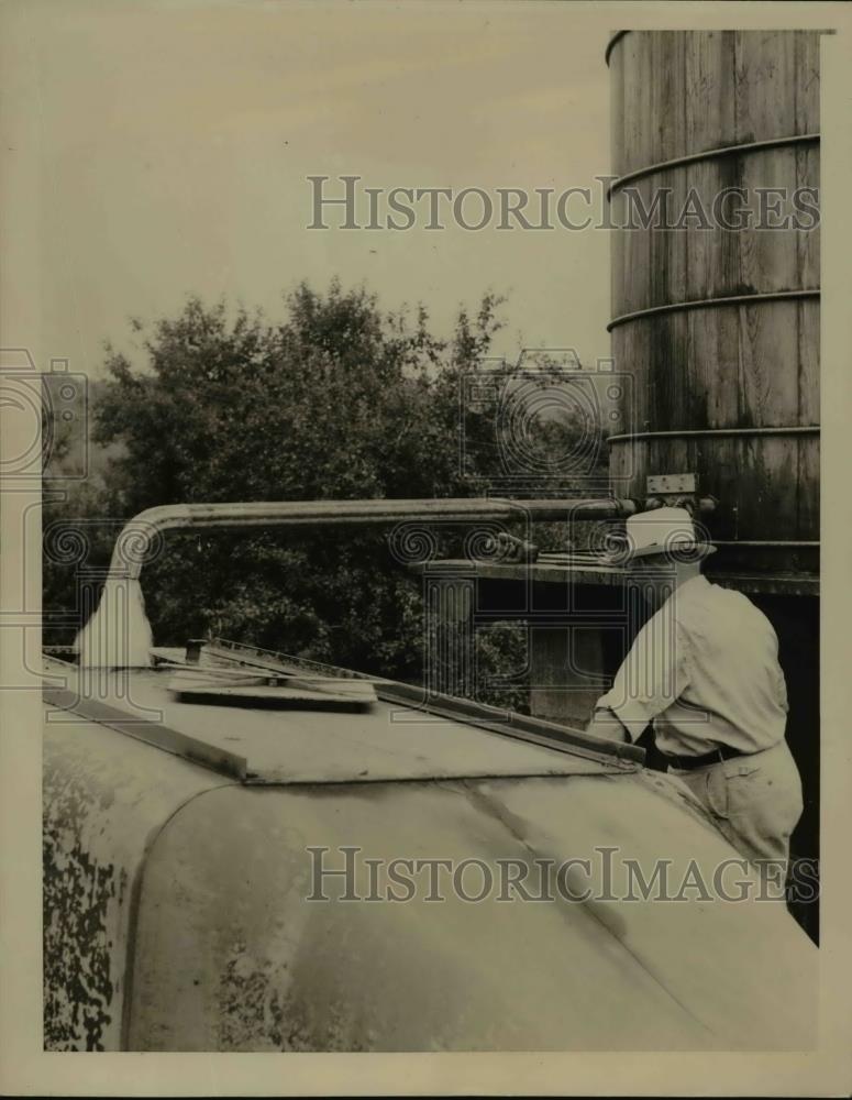 1939 Press Photo Water taken from storage tank to portable tank G. Hurt - Historic Images