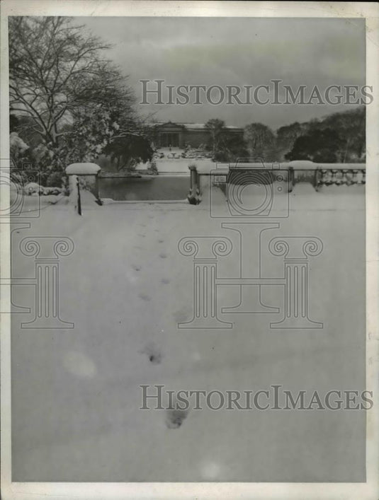 1943 Press Photo Cleveland Photographer captures footprints in snow. - Historic Images