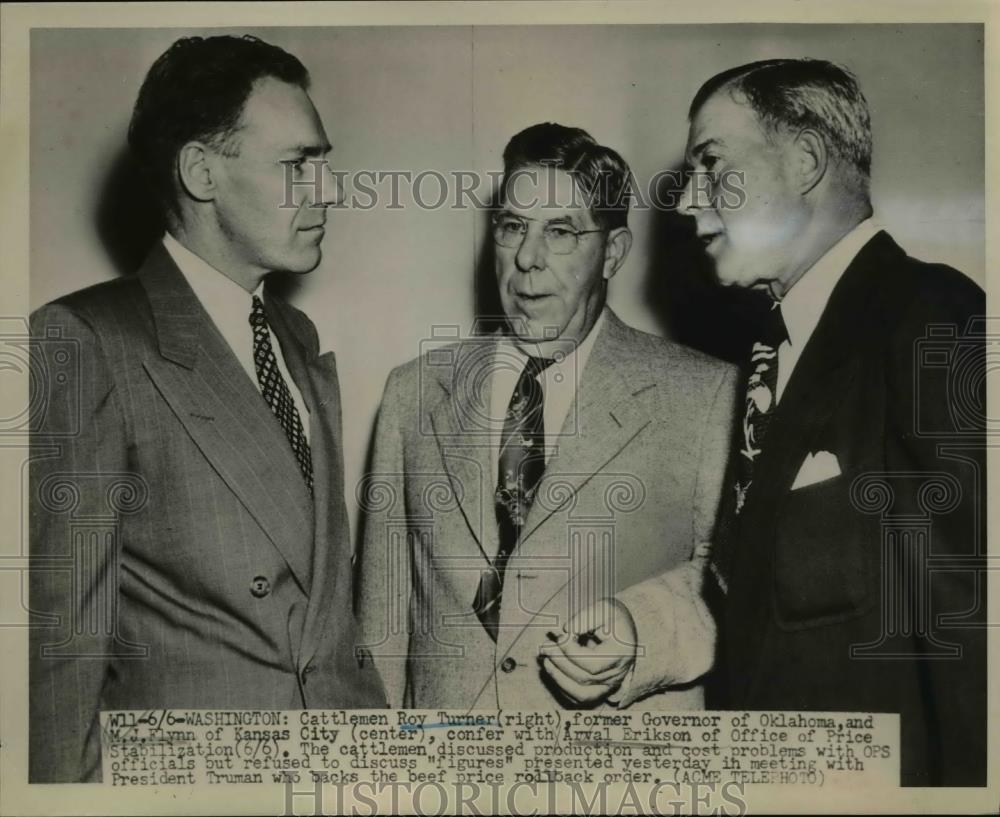 1951 Press Photo Cattleman Roy Turner and MJ Flynn Confer with Arval Erikson - Historic Images