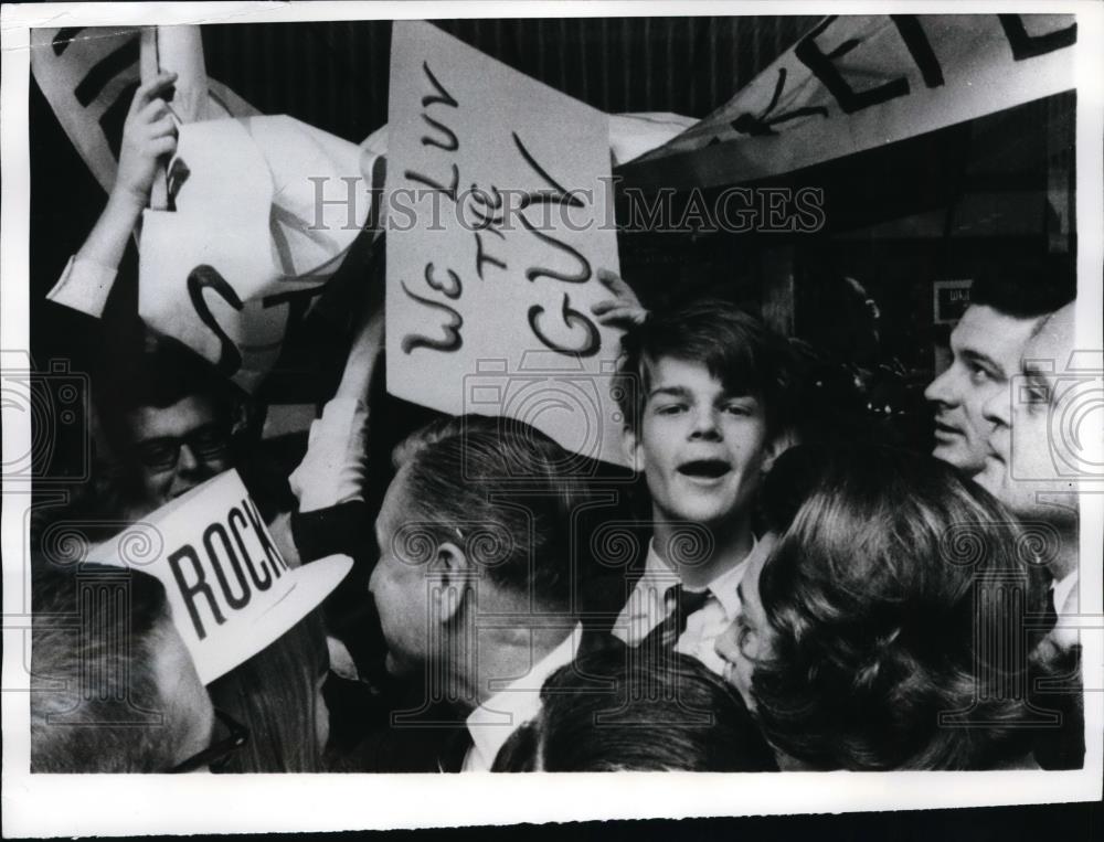 1968 Press Photo Crowd Gathers in Philadelphia to see Governor Rockefeller - Historic Images