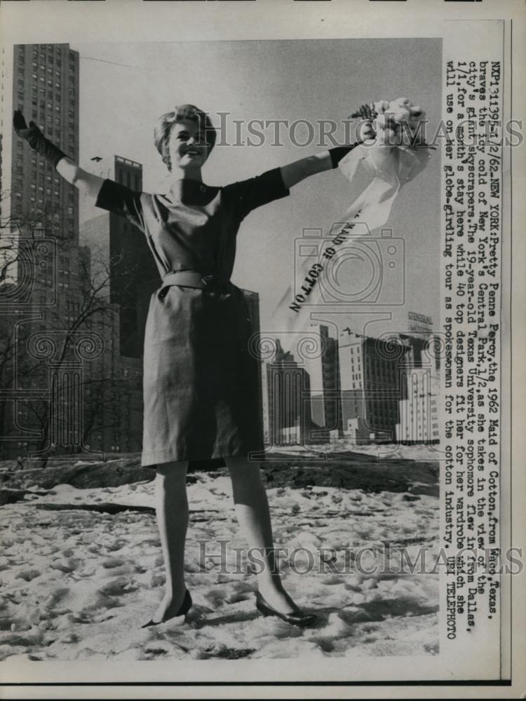 1962 Press Photo New York Penny Percy 1962 Made of Cotton braves the cold. - Historic Images