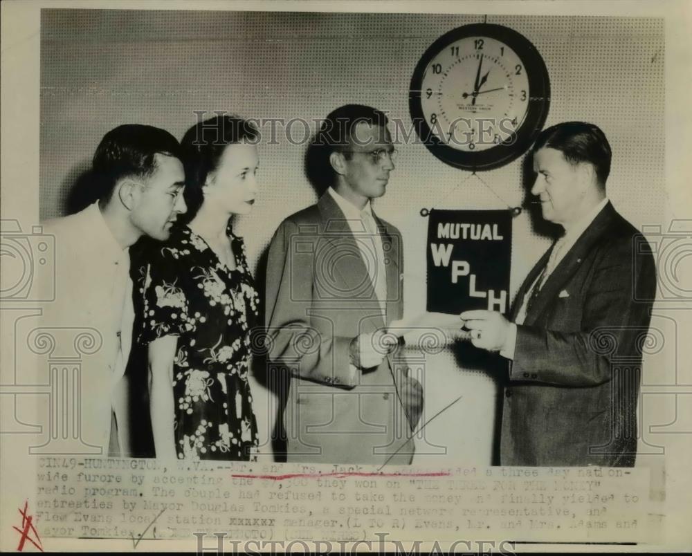 1948 Press Photo Mr. &amp; Mrs. Jack Adams Finally Accept &#39;The $7,300 They Won - Historic Images