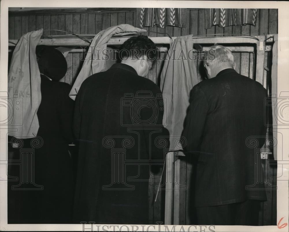 1946 Press Photo Frank J. Lausche, Casts Ballots at Cleveland Church - Historic Images