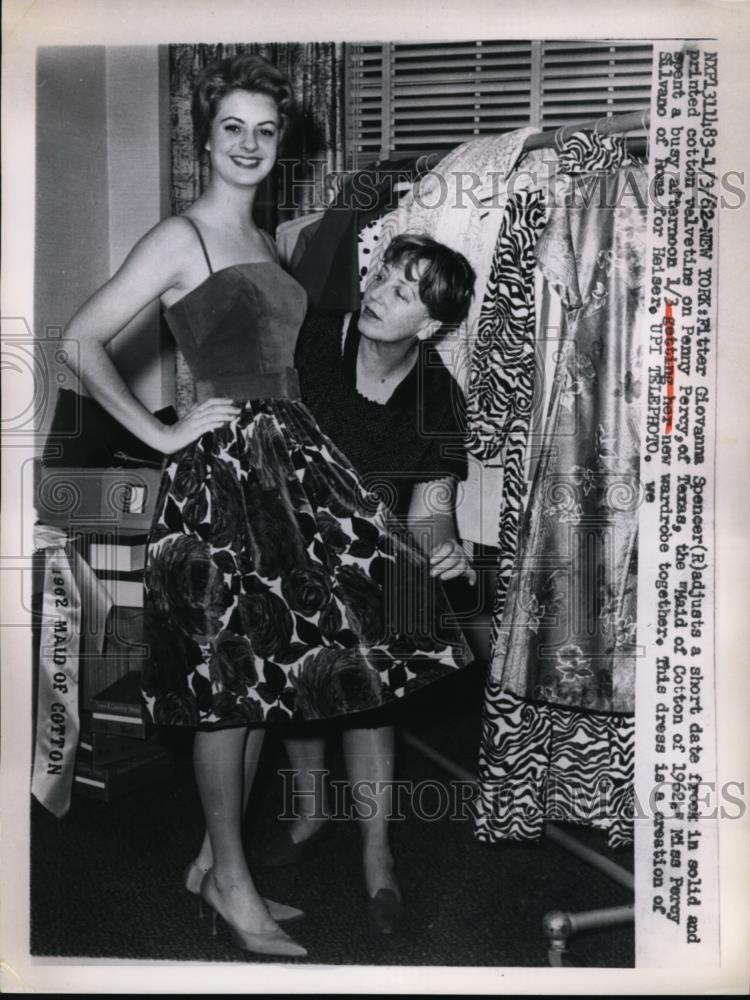 1962 Press Photo New York Fitter Goivanna Spencer adjusts dress on Penny Percy - Historic Images