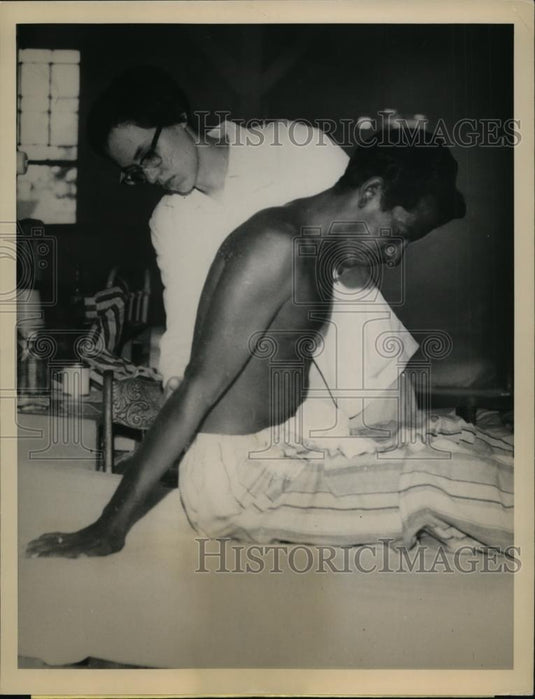 1964 Press Photo Student Barbara Curran Examines Patient in British Guiana - Historic Images