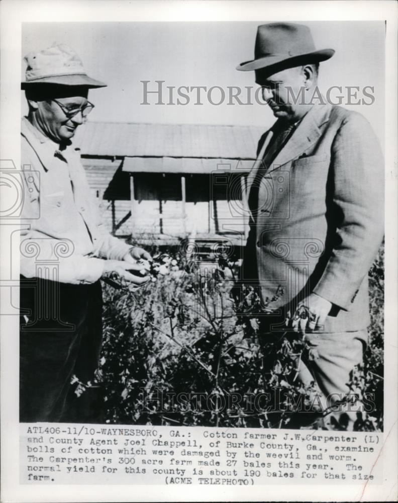 1949 Press Photo Waynesboro Ga Cotton farmer JW Carpenter and Joel Chapell - Historic Images