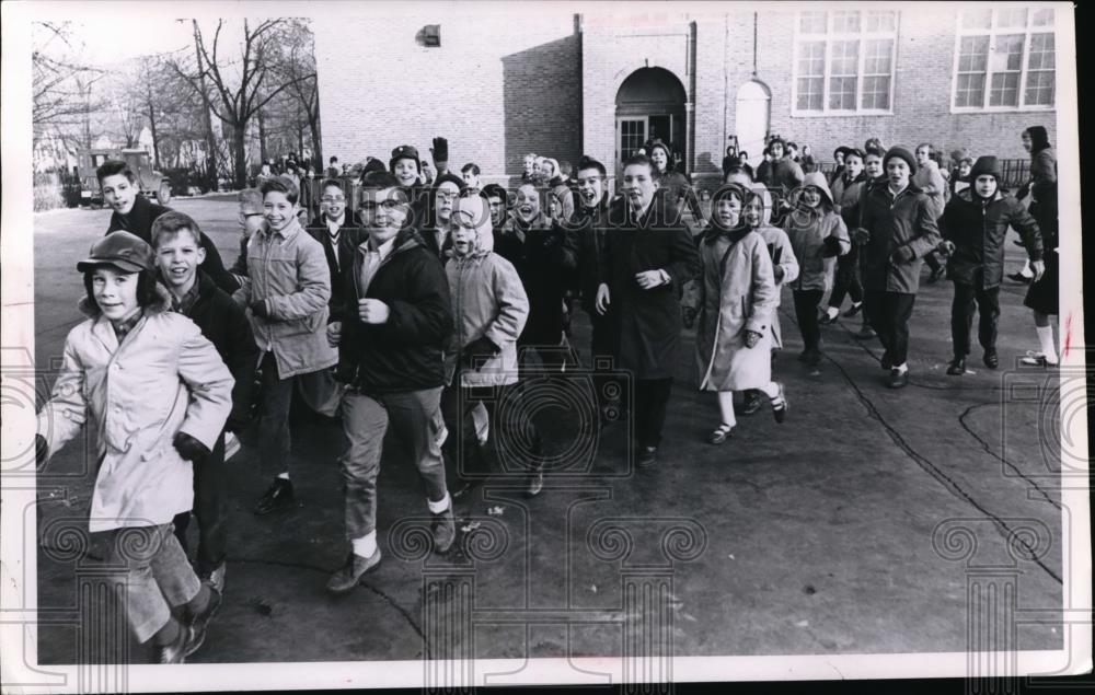 1964 Press Photo Fernway Elementary School Students Running Club, Ohio - Historic Images