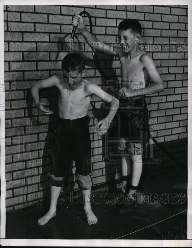 1952 Press Photo Danny Toomey cold shower in Garden hose 95 degree Weather - Historic Images