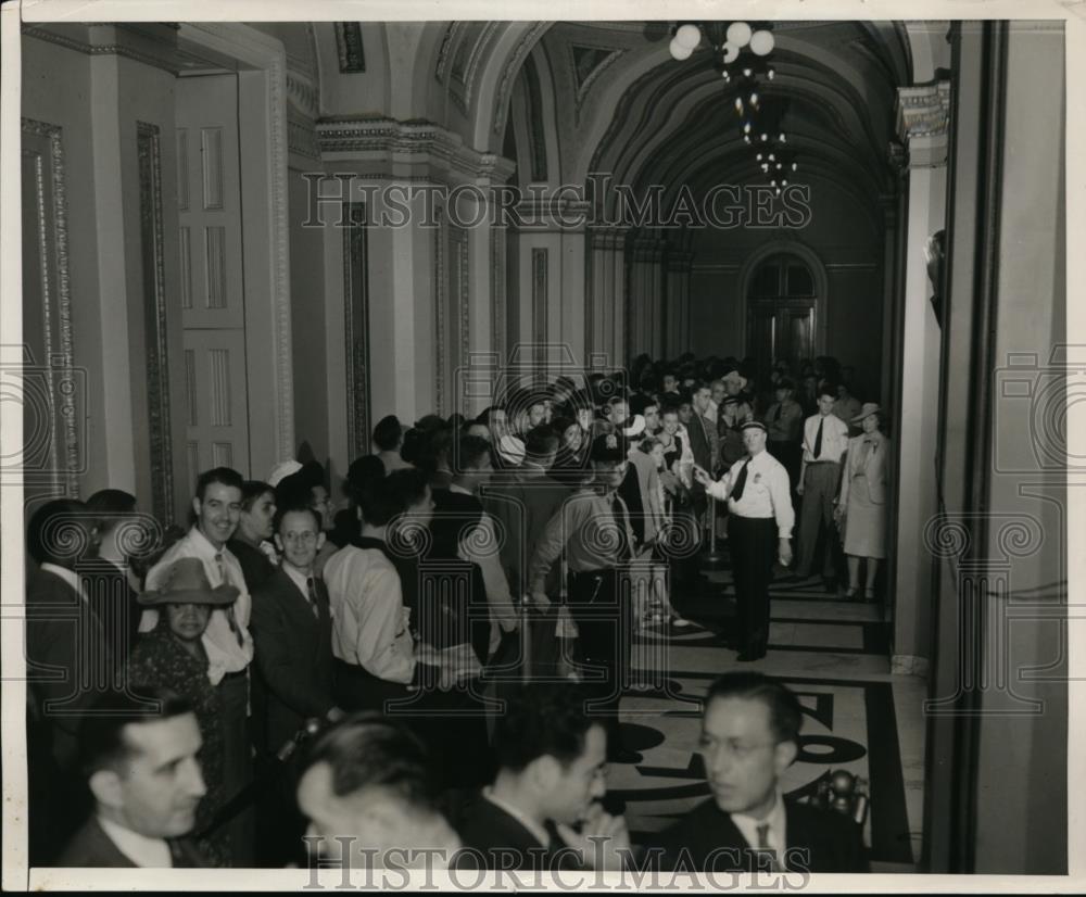 1940 Press Photo Lines of Spectators Historic Debate on Conscription Bill - Historic Images