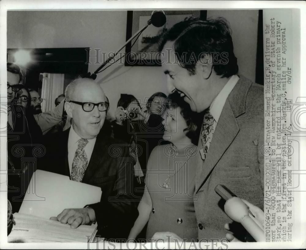 1971 Press Photo Sen. Edmund Muskie Delivers The The 400 Signatures To Secretary - Historic Images