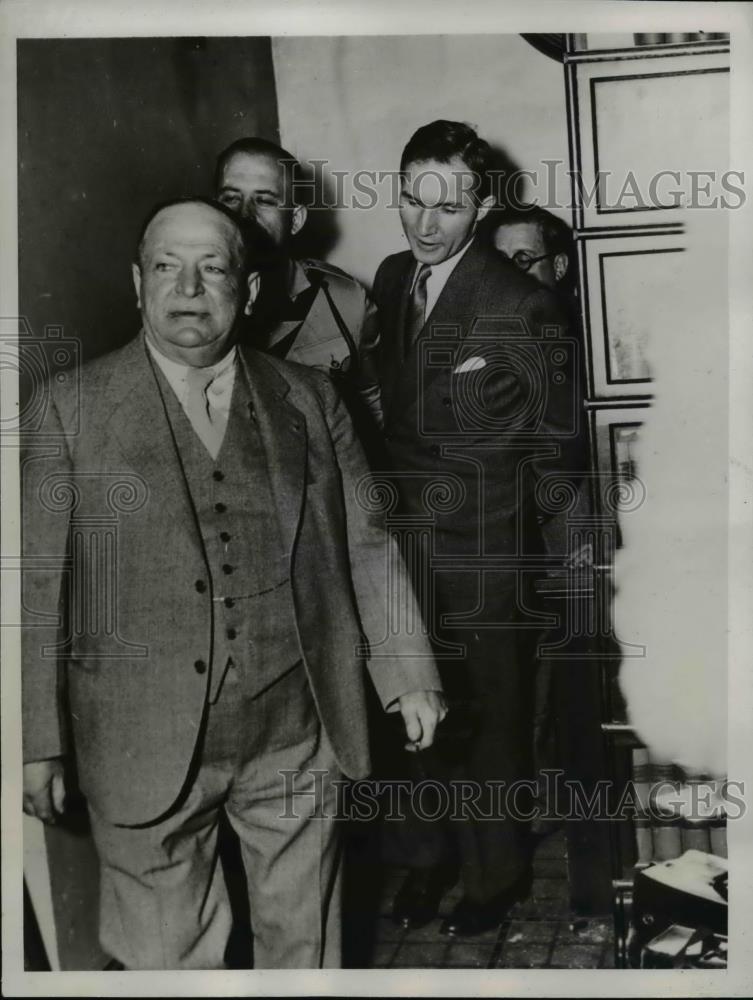 1936 Press Photo Sheriff John Curtiss and Suspect Richard Hauptmann - Historic Images