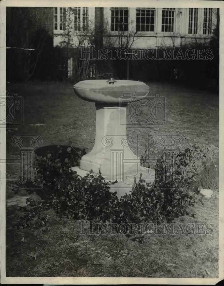 1925 Press Photo Ambassador &amp; Mrs. Jusserand Present Bird Fountain - Historic Images