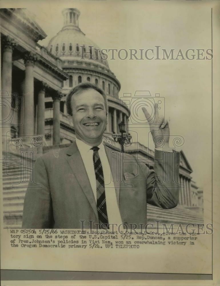 1966 Press Photo Oregon U.S. Representative Robert B. Duncan at Capitol Building - Historic Images