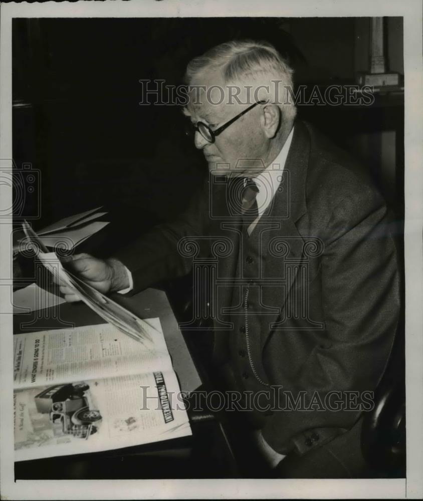 1940 Press Photo Garner Reading Presidential Message From Washington To Finland. - Historic Images