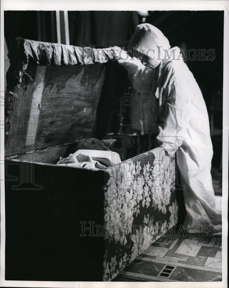 1956 Press Photo Sherry is In Grandma&#39;s Attic Getting Things Out of Trunk - Historic Images