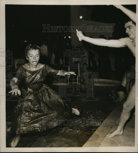 1958 Press Photo Rome Italy Therese Carolus tossed in pool at a party - Historic Images