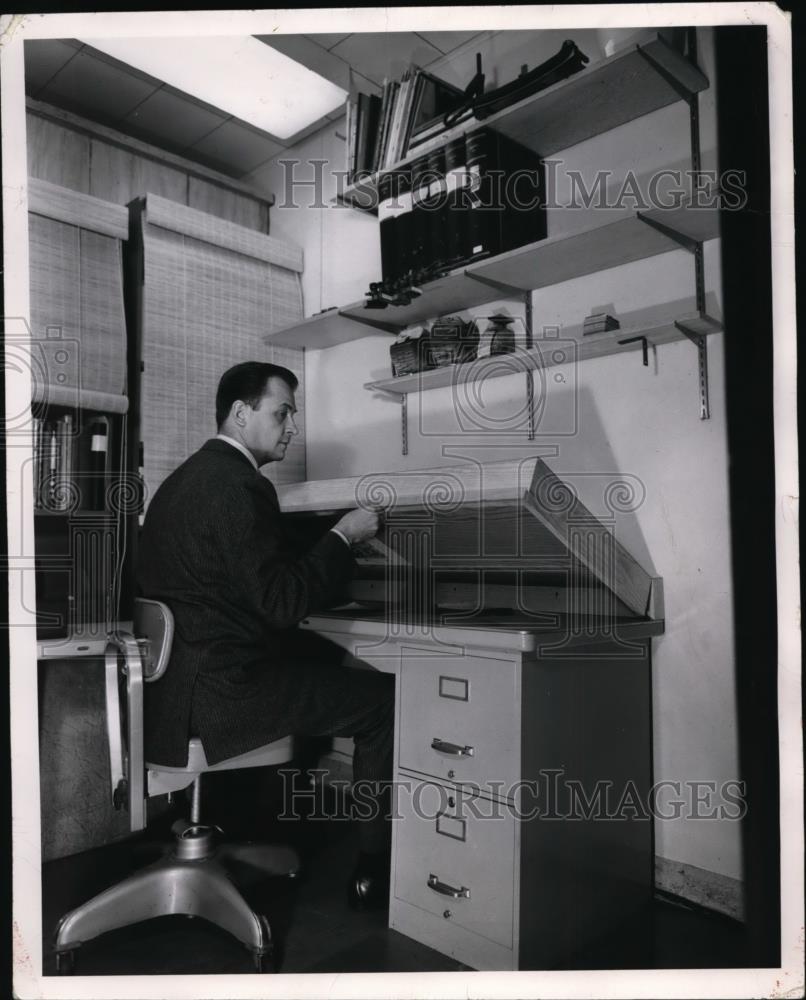 1957 Press Photo Attractive space saving office of interior designer Kim Hoffman - Historic Images