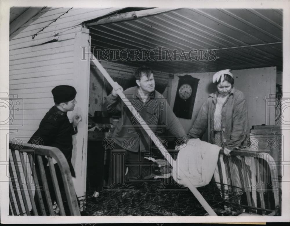 1945 Press Photo Oklahoma City, OK Mr and Mrs Fred E Abbot, Pat Cathaway inspect - Historic Images