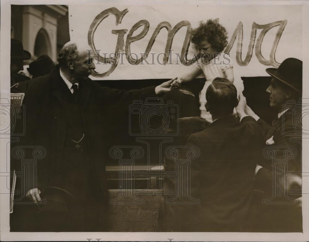 1932 Press Photo Lord Robert Cecil With Youngest Supporter at Geneva - Historic Images