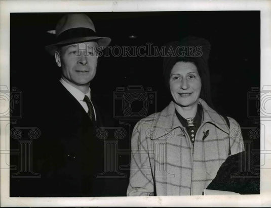 1944 Press Photo Jersey City NJ Andree and Leslie A Weisenburg of Chicago. - Historic Images