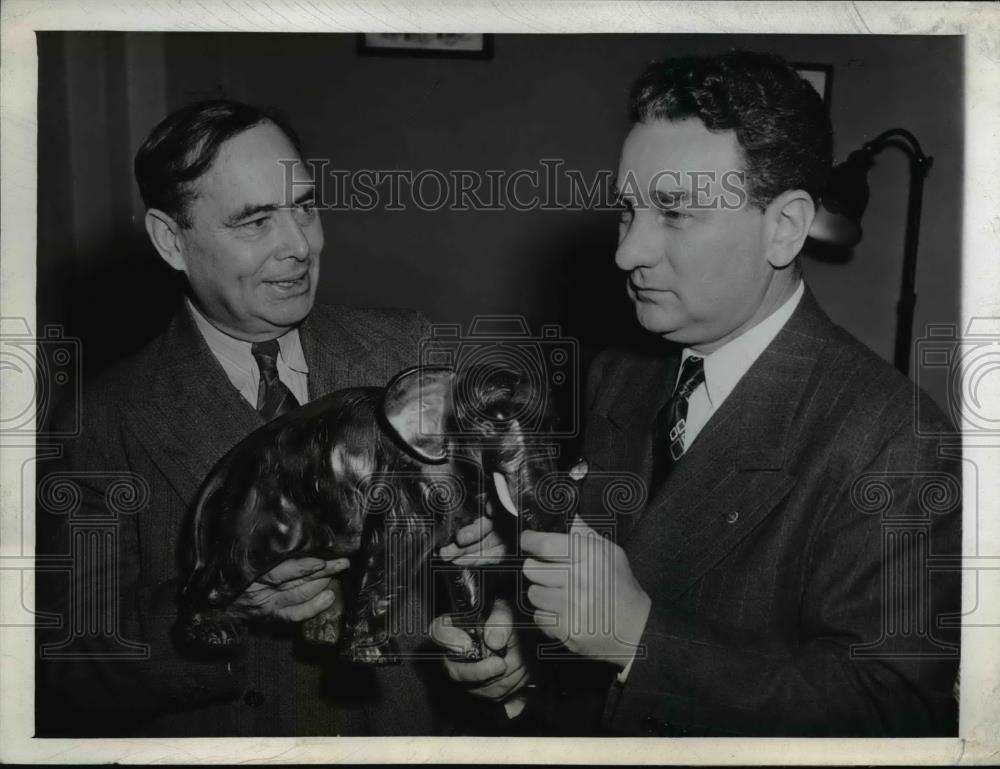 1943 Press Photo U.S. Reps. Charles A. Halleck, J. William Ditter Hold Elephant - Historic Images